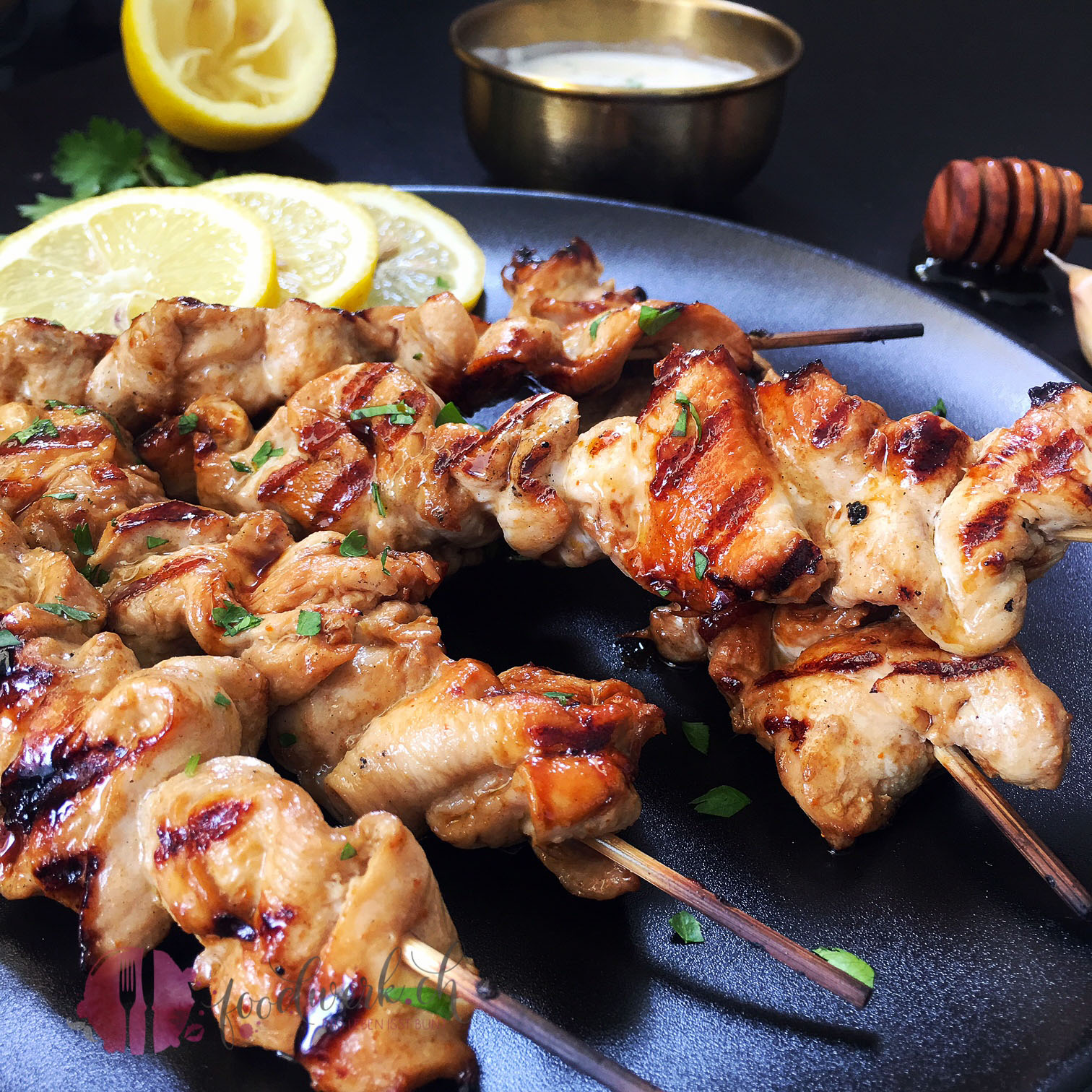 Hähnchenspiesse mit Honigglasur vom Grill - foodwerk.ch