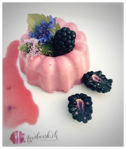 brombeeren, panna cotta, zartes panna cotta, , idee, einfach kochen, einfaches rezept, rezepte, schweizer foodblogs, foodwerk.ch, foodwerk, foodblog, blog, food, kochen, backen, cook, bake, swiss, swiss foodblog, foodblogger, foodie, instafood, schweizer foodblog, luzern, kochanleitung, foodies, foodporn, rezept ideen, menuevorschlaege, menueplan, vorspeise, hauptgang, dessert, familyblog