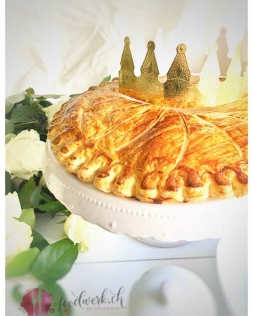 französischer dreikönigskuchen auf einer platte mit krone. eine galette des rois auf einer platte mit krone