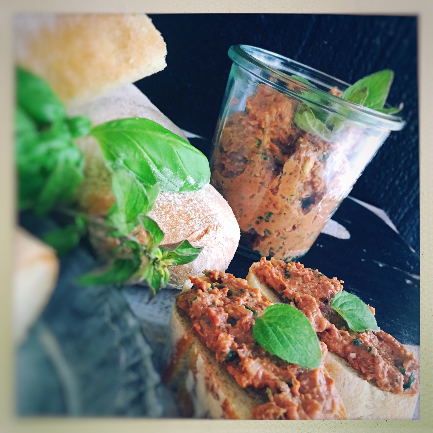 Ciabatta mit sommerlichem Tomatenaufstrich - foodwerk.ch