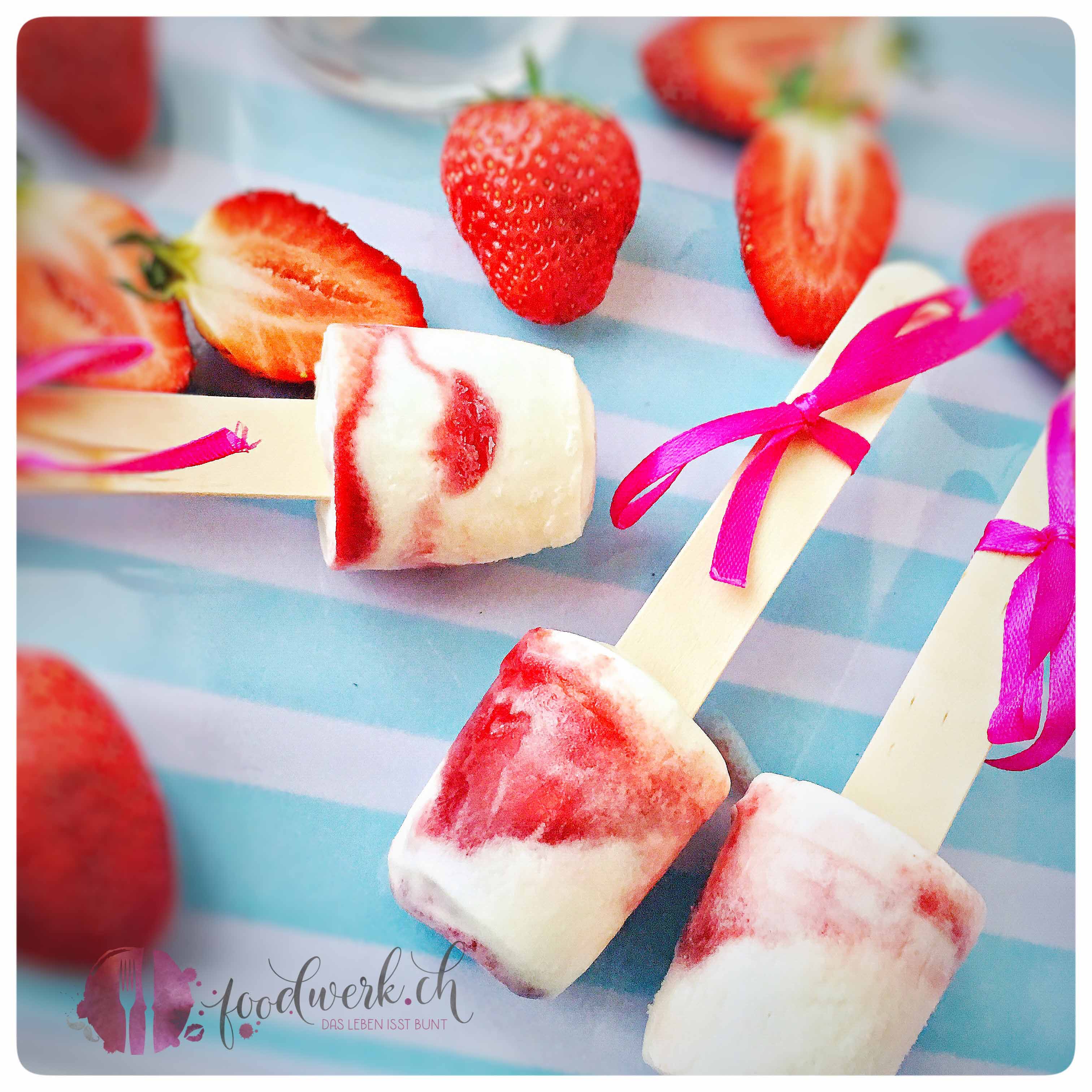 Buttermilcheis mit Erdbeeren - foodwerk.ch