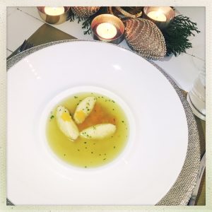 nocken, foodwerk.ch, swiss foodblog, foodblogs, weihnachten, bruehe, vorpeise, gaeste, menue, menu, suppe, bouillon, einlage, griess,