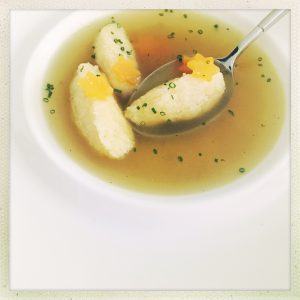 nocken, foodwerk.ch, swiss foodblog, foodblogs, weihnachten, bruehe, vorpeise, gaeste, menue, menu, suppe, bouillon, einlage, griess,