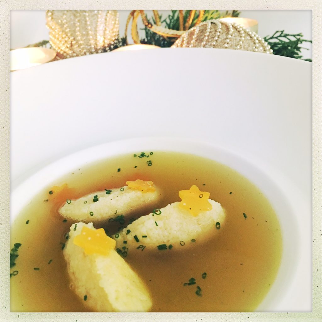 nocken, foodwerk.ch, swiss foodblog, foodblogs, weihnachten, bruehe, vorpeise, gaeste, menue, menu, suppe, bouillon, einlage, griess,