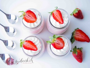 Erdbeeren, schichtdessert, schichten, muttertag, süssspeise, fluffig, leicht, lcoker, Rezept, idee, einfach kochen, einfaches rezept, rezepte, schweizer foodblogs, foodwerk.ch, foodwerk, foodblog, blog, food, kochen, backen, cook, bake, swiss, swiss foodblog, foodblogger, foodie, instafood, foodblogs, familyblog