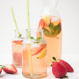 rhabarber, rhubarber, erdbeer, strawberry, ingwer, ginger, sirup, eistee, cocktail, ohne alkohol, mit prosecco, sirup rezepte, eistee selber machen, Rezept, idee, einfach kochen, einfaches rezept, rezepte, schweizer foodblogs, foodwerk.ch, foodwerk, foodblog, blog, food, kochen, backen, cook, bake, swiss, swiss foodblog, foodblogger, foodie, instafood, foodblogs, familyblog