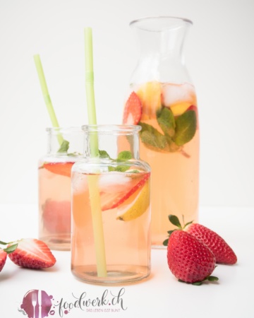 rhabarber, rhubarber, erdbeer, strawberry, ingwer, ginger, sirup, eistee, cocktail, ohne alkohol, mit prosecco, sirup rezepte, eistee selber machen, Rezept, idee, einfach kochen, einfaches rezept, rezepte, schweizer foodblogs, foodwerk.ch, foodwerk, foodblog, blog, food, kochen, backen, cook, bake, swiss, swiss foodblog, foodblogger, foodie, instafood, foodblogs, familyblog