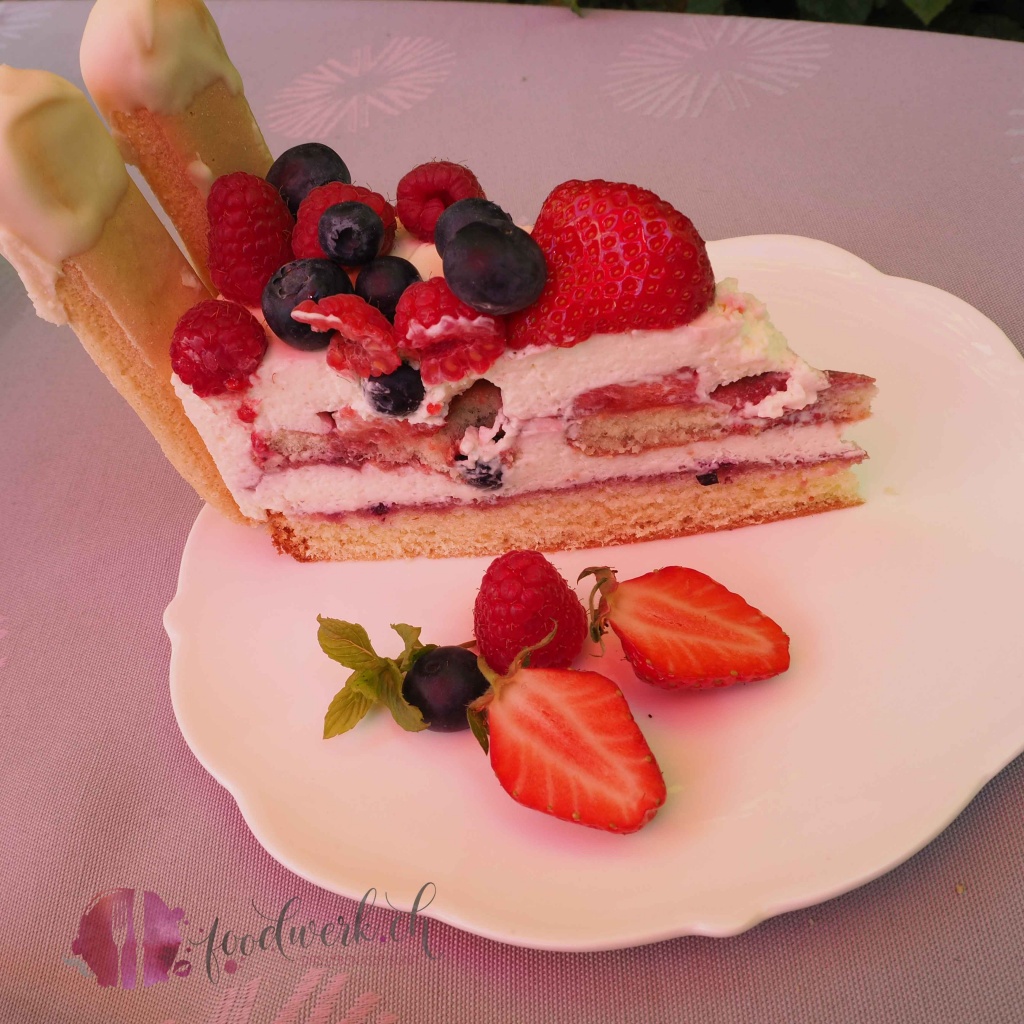 beeren, torte, tiramisu, sommer, kuchen, erdbeeren, heidelbeeren, himbeeren, blaubeeren, backen, geschenk, geburtstag, geburtstagskuchen, geburtstagstorte, charlotte, Rezept, idee, einfach kochen, einfaches rezept, rezepte, schweizer foodblogs, foodwerk.ch, foodwerk, foodblog, blog, food, kochen, backen, cook, bake, swiss, swiss foodblog, foodblogger, foodie, instafood, foodblogs, familyblog