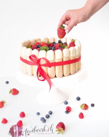 beeren, torte, tiramisu, sommer, kuchen, erdbeeren, heidelbeeren, himbeeren, blaubeeren, backen, geschenk, geburtstag, geburtstagskuchen, geburtstagstorte, charlotte, Rezept, idee, einfach kochen, einfaches rezept, rezepte, schweizer foodblogs, foodwerk.ch, foodwerk, foodblog, blog, food, kochen, backen, cook, bake, swiss, swiss foodblog, foodblogger, foodie, instafood, foodblogs, familyblog