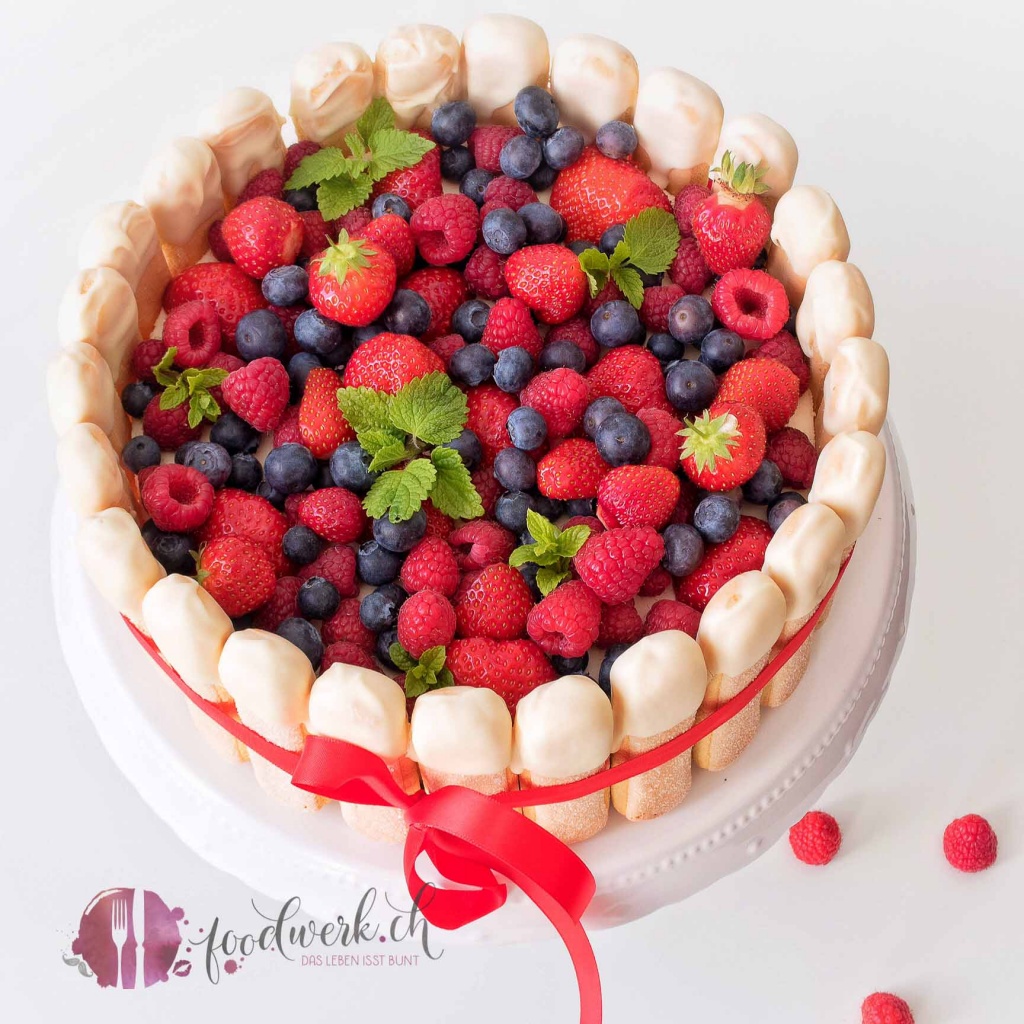 beeren, torte, tiramisu, sommer, kuchen, erdbeeren, heidelbeeren, himbeeren, blaubeeren, backen, geschenk, geburtstag, geburtstagskuchen, geburtstagstorte, charlotte, Rezept, idee, einfach kochen, einfaches rezept, rezepte, schweizer foodblogs, foodwerk.ch, foodwerk, foodblog, blog, food, kochen, backen, cook, bake, swiss, swiss foodblog, foodblogger, foodie, instafood, foodblogs, familyblog