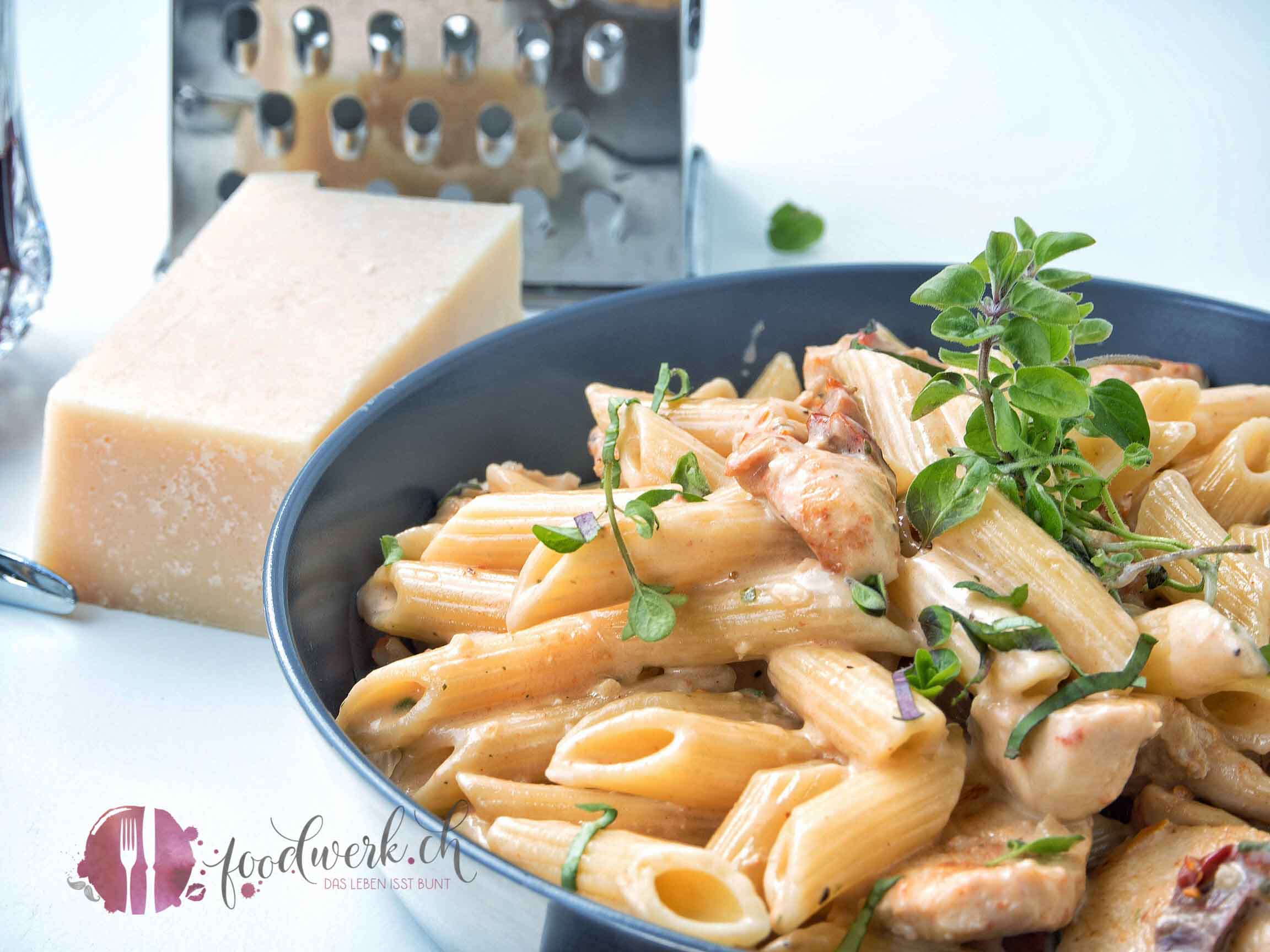 Schnelles Hänchen mit Penne und getrockneten Tomaten