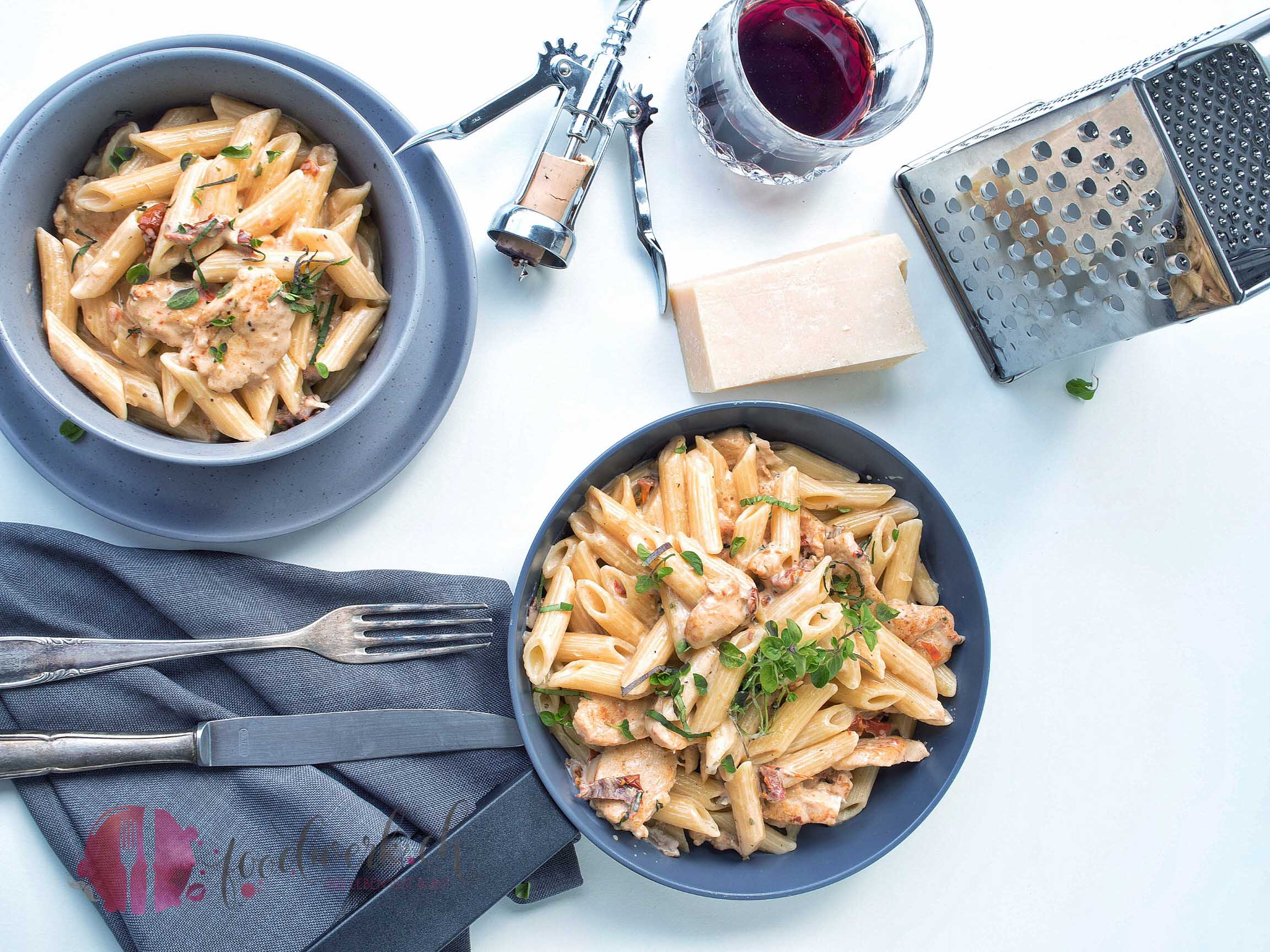 Schnelles Hänchen mit Penne und getrockneten Tomaten