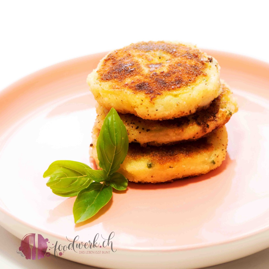 kartoffeltaler, kartoffelpuffer, kartoffeltaetschli, kartoffel, kartoffeln, kaese, mozzarella, panieren, paniert, gebraten, cheese, logo foodwerk, idee, einfach kochen, einfaches rezept, rezepte, schweizer foodblogs, foodwerk.ch, foodwerk, foodblog, blog, food, kochen, backen, cook, bake, swiss, swiss foodblog, foodblogger, foodie, instafood, schweizer foodblog, luzern, kochanleitung, foodies, foodporn, rezept ideen, menuevorschlaege, menueplan, vorspeise, hauptgang, dessert, familyblog