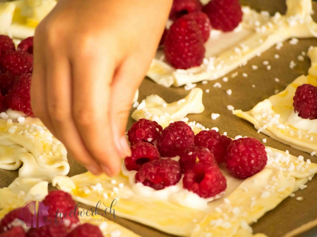 himbeeren, blaetterteig, plunder, jogurt, joghurt, knusprig, einfach liv, lecker, sommer, gebaeck, stueckchen, Rezept, idee, einfach kochen, einfaches rezept, rezepte, schweizer foodblogs, foodwerk.ch, foodwerk, foodblog, blog, food, kochen, backen, cook, bake, swiss, swiss foodblog, foodblogger, foodie, instafood, foodblogs, familyblog