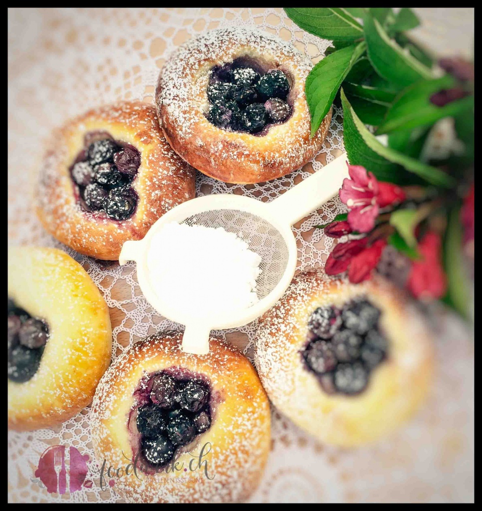 Blaubeeren Roundies mit Hefeteig