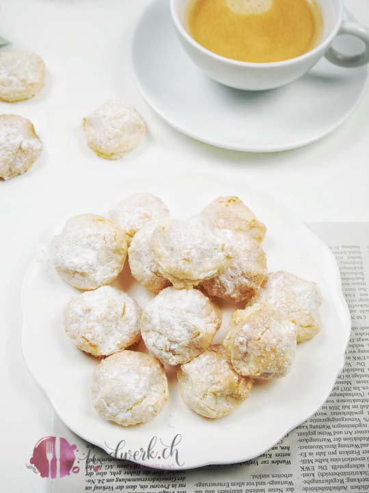 amaretti, italienischer Keks, Gebäck, italien cookie, cookie, keks, mandeln, amaretto, kaffee, eiweiss, idee, einfach kochen, einfaches rezept, rezepte, schweizer foodblogs, foodwerk.ch, foodwerk, foodblog, blog, food, kochen, backen, cook, bake, swiss, swiss foodblog, foodblogger, foodie, instafood, schweizer foodblog, luzern, kochanleitung, foodies, foodporn, rezept ideen, menuevorschlaege, menueplan, vorspeise, hauptgang, dessert, familyblog