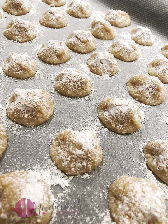 amaretti, italienischer Keks, Gebäck, italien cookie, cookie, keks, mandeln, amaretto, kaffee, eiweiss, idee, einfach kochen, einfaches rezept, rezepte, schweizer foodblogs, foodwerk.ch, foodwerk, foodblog, blog, food, kochen, backen, cook, bake, swiss, swiss foodblog, foodblogger, foodie, instafood, schweizer foodblog, luzern, kochanleitung, foodies, foodporn, rezept ideen, menuevorschlaege, menueplan, vorspeise, hauptgang, dessert, familyblog