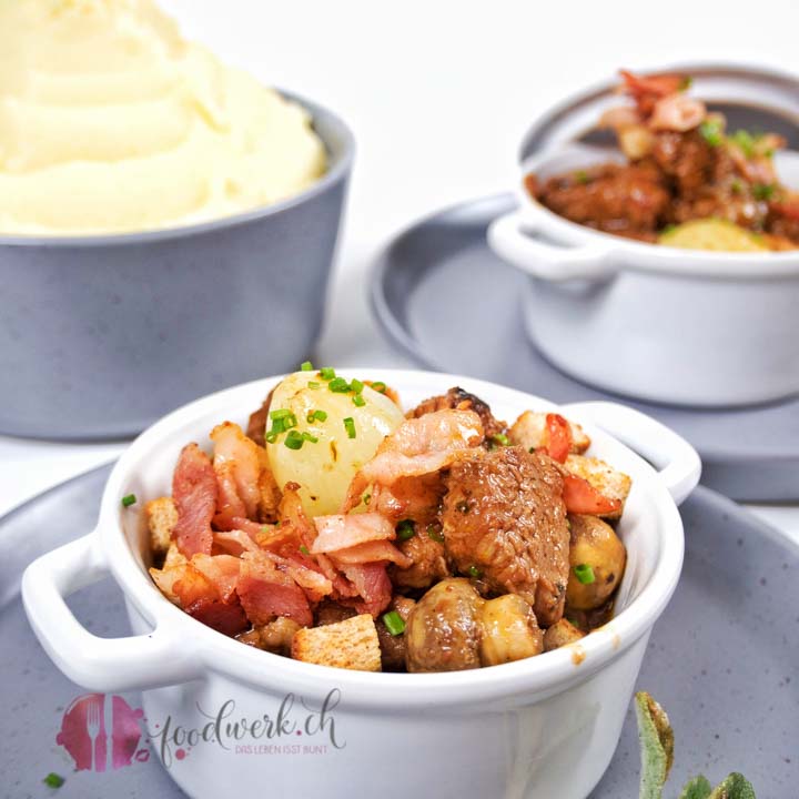 rindfleisch, ragout, voressen, rindsragout, schmoren, butterzartes fleisch, eckstück, stotzen, anbraten, kräftige sauce, nach grossmutter art, idee, einfach kochen, einfaches rezept, rezepte, schweizer foodblogs, foodwerk.ch, foodwerk, foodblog, blog, food, kochen, backen, cook, bake, swiss, swiss foodblog, foodblogger, foodie, instafood, schweizer foodblog, luzern, kochanleitung, foodies, foodporn, rezept ideen, menuevorschlaege, menueplan, vorspeise, hauptgang, dessert, familyblog