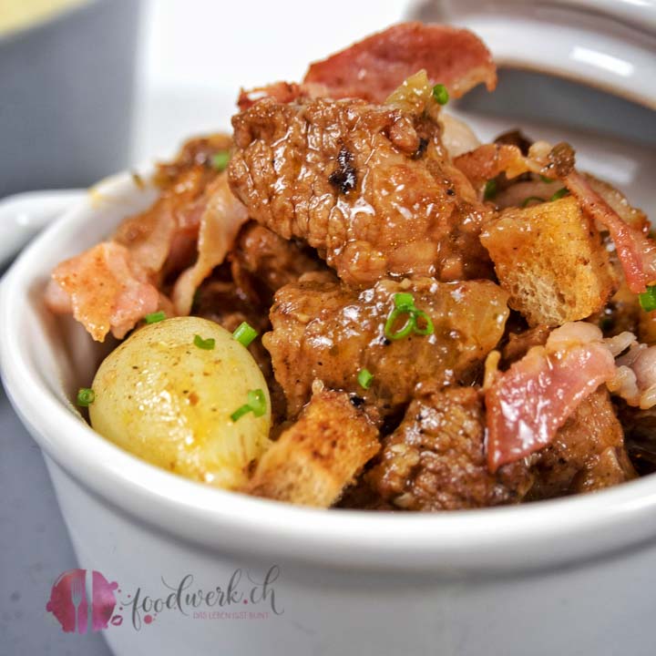 rindfleisch, ragout, rindsragout, rindsvoressen, voressen, schmoren, butterzartes fleisch, eckstück, stotzen, anbraten, kräftige sauce, nach grossmutter art, idee, einfach kochen, einfaches rezept, rezepte, schweizer foodblogs, foodwerk.ch, foodwerk, foodblog, blog, food, kochen, backen, cook, bake, swiss, swiss foodblog, foodblogger, foodie, instafood, schweizer foodblog, luzern, kochanleitung, foodies, foodporn, rezept ideen, menuevorschlaege, menueplan, vorspeise, hauptgang, dessert, familyblog