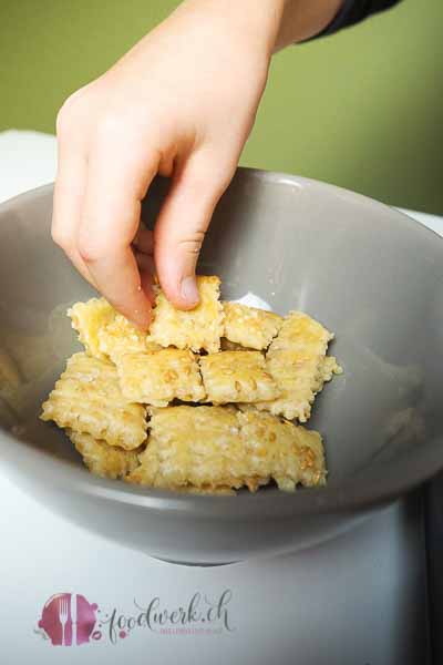 cracker mit liv herstellen, einfach liv, kinderleichte rezepte, kochen mit kindern, idee, einfach kochen, einfaches rezept, rezepte, schweizer foodblogs, foodwerk.ch, foodwerk, foodblog, blog, food, kochen, backen, cook, bake, swiss, swiss foodblog, foodblogger, foodie, instafood, schweizer foodblog, luzern, kochanleitung, foodies, foodporn, rezept ideen, menuevorschlaege, menueplan, vorspeise, hauptgang, dessert, familyblog