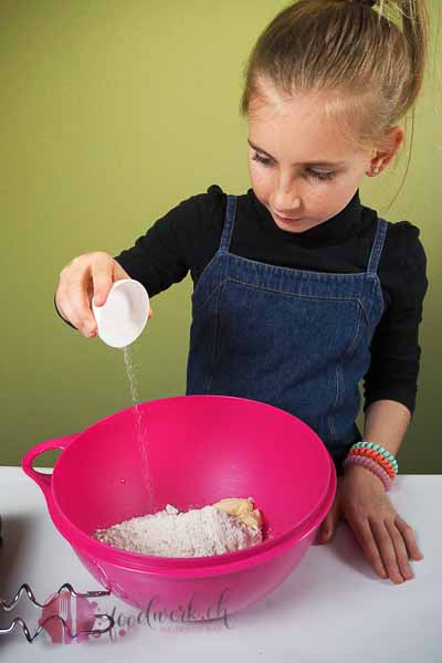 cracker mit liv herstellen, einfach liv, kinderleichte rezepte, kochen mit kindern, idee, einfach kochen, einfaches rezept, rezepte, schweizer foodblogs, foodwerk.ch, foodwerk, foodblog, blog, food, kochen, backen, cook, bake, swiss, swiss foodblog, foodblogger, foodie, instafood, schweizer foodblog, luzern, kochanleitung, foodies, foodporn, rezept ideen, menuevorschlaege, menueplan, vorspeise, hauptgang, dessert, familyblog