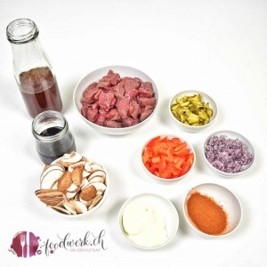 rindfleisch, rinderfilet, rindsfilet, filet, schweizer fleisch, kochen, traditionell, fleisch mit sauce, fleisch in wuerfel, stroganoff, stroganow, fleisch, meat4you, frischfleisch, fleisch bestellen, idee, einfach kochen, einfaches rezept, rezepte, schweizer foodblogs, foodwerk.ch, foodwerk, foodblog, blog, food, kochen, backen, cook, bake, swiss, swiss foodblog, foodblogger, foodie, instafood, schweizer foodblog, luzern, kochanleitung, foodies, foodporn, rezept ideen, menuevorschlaege, menueplan, vorspeise, hauptgang, dessert, familyblog