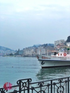 bucht in lugano mit schiff