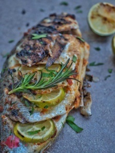 Dorade auf dem grill zubereitet, mit Limetten Pesto rosso und foodwerk.ch