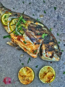 Dorade auf dem grill zubereitet, mit Limetten Pesto rosso und foodwerk.ch