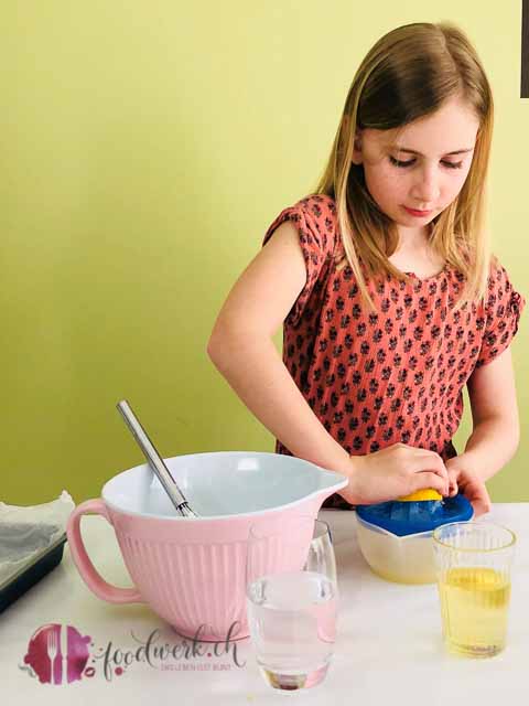 zitronenkuchen, zitronen, kuchen, schnitte, glasur, sauer, einfach liv, kochen mit kindern, kinder am kochen, swiss blogger, foodblog, schweiz, schweizer foodblogger, family blog, family blogger, familie,