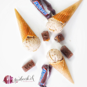 Snickers Eis mit Eistüte und Snickers. Hergestellt mit der Cuisinart duo Eismaschine