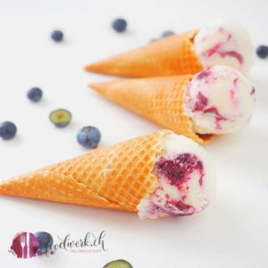 jogurteis mit blaubeerswirl