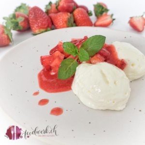 jogurt mousse mit erdbeeren