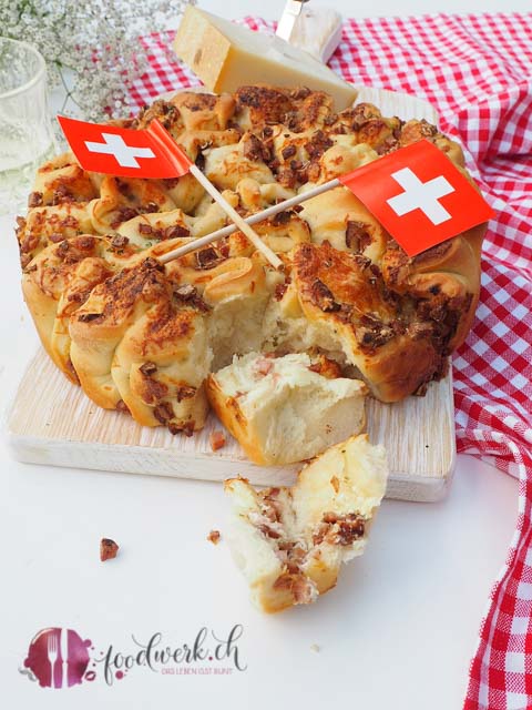 1. August Älpler Zupfbrot mit Cervelat und Gruyere / Greyerzer Käse