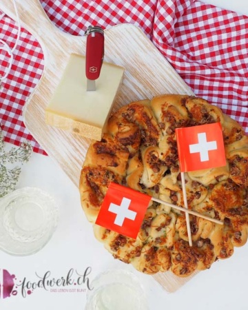 1. August Älpler Zupfbrot mit Cervelat und Gruyere / Greyerzer Käse