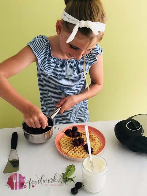 Waffeln mit Jogurt und frischem Kirschen Kompott