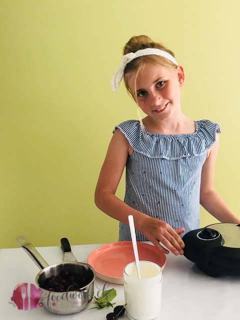 Livs leichte Jogurt Waffeln mit Kirschen 5 Waffeln mit Jogurt und frischem Kirschen Kompott