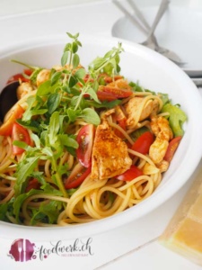 Spaghetti mit Ruccola und Hähnchenstreifen. Ein einfaches Rezept, wenn es schnell gehen muss