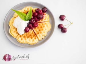 Waffeln mit Jogurt und frischem Kirschen Kompott