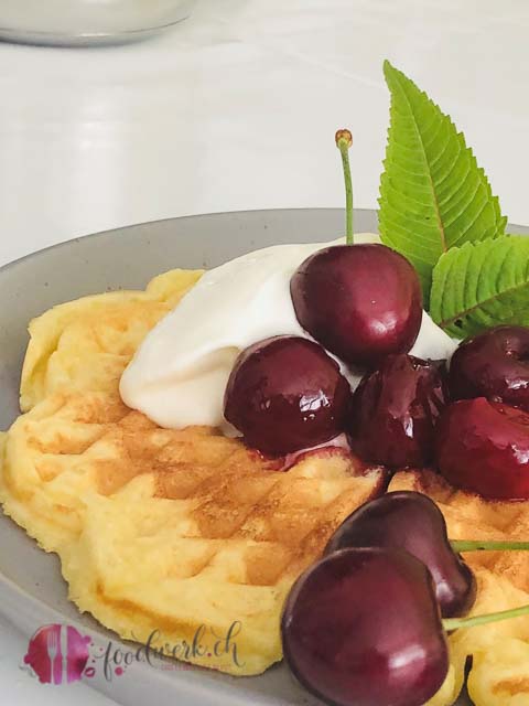 Waffeln mit Jogurt und frischem Kirschen Kompott