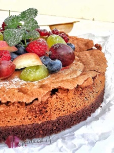 Glutenfreie Schokoladentarte mit luftiger Baiserhaube und Früchten