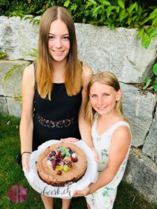 alina und liv mit Schokokuchen