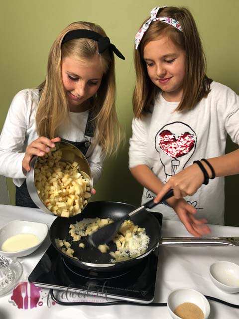 Leckere Bratapfeltaschen herzustellen ist gar nicht so schwer. Wir zeigen euch Schritt für Schritt wie es geht.