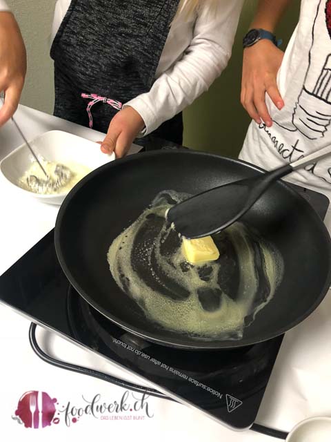 Leckere Bratapfeltaschen herzustellen ist gar nicht so schwer. Wir zeigen euch Schritt für Schritt wie es geht.