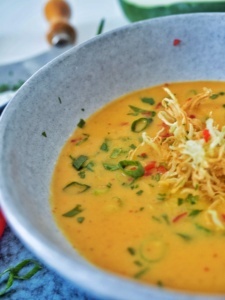 Suppe aus grüner Papaya mit Stroh