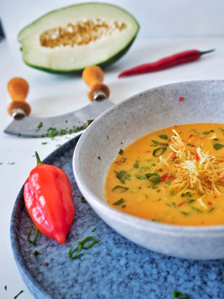 Suppe aus grüner Papaya mit Stroh