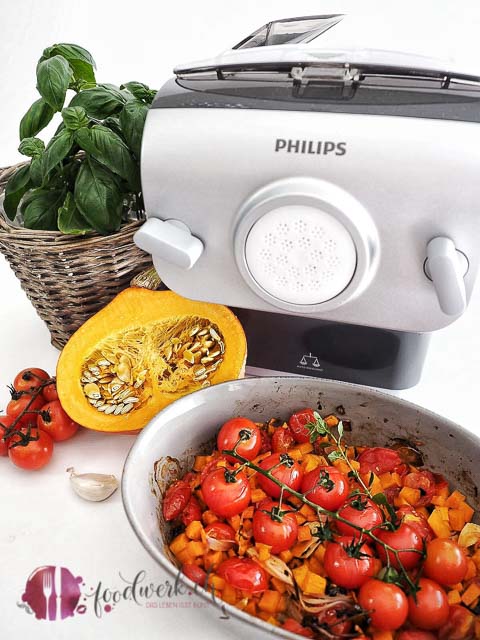 Der Philips Pastamaker mit den Zutaten für den Ofensugo
