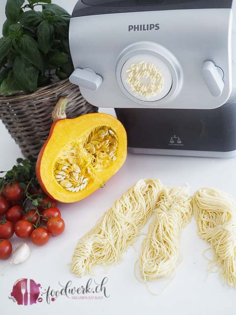 Ausgepresste Spaghetti mit dem Philips Pastamaker