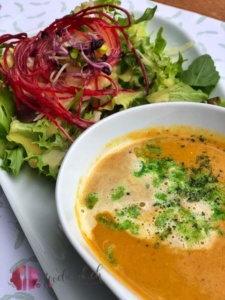 vorspeise mit suppe und salat auf dem teller