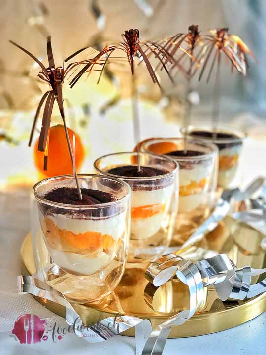 Baileys Triffle im Glas mit Orangen und Löffelbiskuits